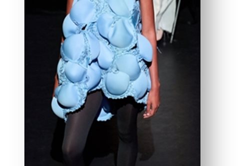 H Triumph, μεταμορφωμένη: Υψηλή ραπτική από upcycled σουτιέν Triumph στην αποκλειστική συνεργασία με τη Hodakova