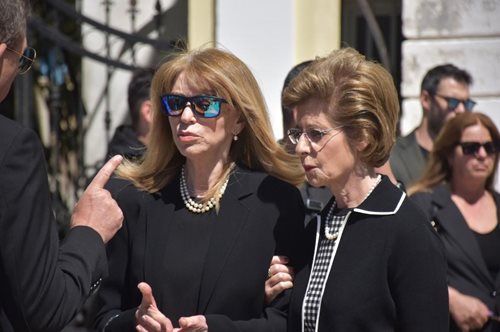 Η Ελλη Στάη μαζί με τον γιο και τον αδερφό της στην κηδεία της μητέρας της, Ρενέ Τσαρλαμπά