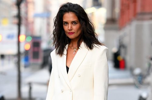 Κέιτι Χολμς: Με φόρμα και λευκά sneakers στη Νέα Υόρκη α λα Νταϊάνα