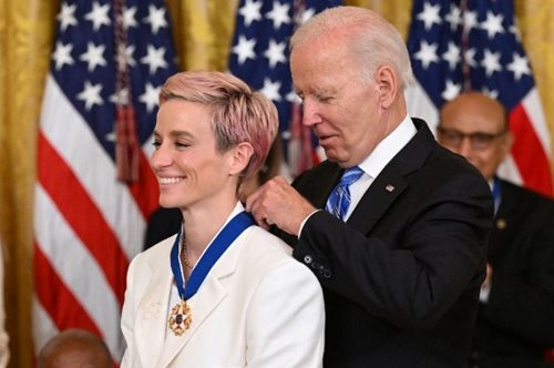 Παρασημοφορήθηκε η κορυφαία αθλήτρια Μέγκαν Ραπίνο