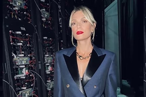 Η Βίκυ Καγιά δημιούργησε το απόλυτο party look, φορώντας ένα μαύρο κοστούμι