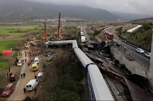 Τραγωδία στα Τέμπη: Συγκλονίζει το βίντεο ντοκουμέντο λίγα λεπτά μετά τη φονική σύγκρουση των δύο τρένων