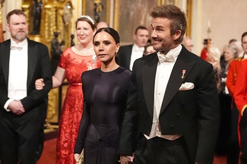 Η Βικτόρια Μπέκαμ δεν χρειάζεται να χαμογελάει, γιατί το κάνει ( καλύτερα) ο Ντέιβιντ αντί γι' αυτήν