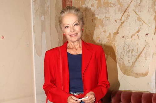 Η 74χρονη Μαρία Αλιφέρη παραδίδει μαθήματα κομψότητας