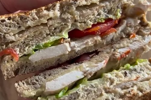 Το πιο υγιεινό και νόστιμο club sandwich: Με μόλις 450 θερμίδες και 42 γρ. πρωτεΐνης!