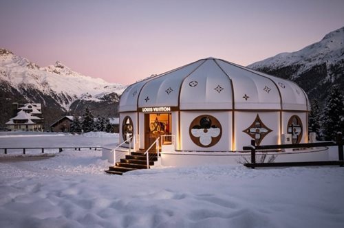 O οίκος Louis Vuitton ταξιδεύει στο St. Moritz και βρίσκει στέγη σε ένα πολυτελές σαλέ
