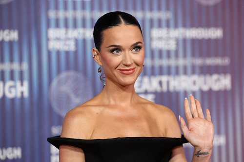 Κέιτι Πέρι: Το φόρεμα με την τεράστια ουρά του οίκου Balenciaga και το 