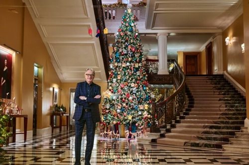 Claridge's Christmas Tree 2024: Το ωραιότερο δέντρο της χρονιάς είναι του Claridge's και έχει την υπογραφή του Sir Paul Smith