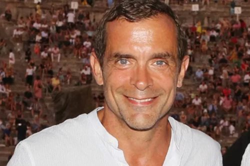 Κυριολεκτικά αγνώριστος: Η εμφάνιση του Κωνσταντίνου Μαρκουλάκη χωρίς μαλλιά για το νέο του ρόλο