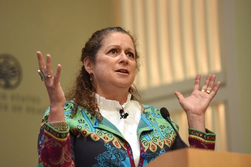Abigail Disney: Η δισεκατομμυριούχος κληρονόμος που μάχεται τον καπιταλισμό θεωρεί τους πλούσιους δυστυχισμένους