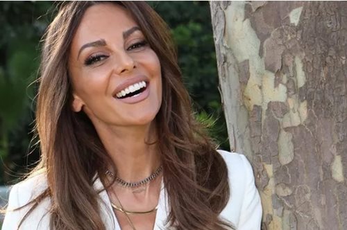 Η Μπέττυ Μαγγίρα σε μία σπάνια δημόσια εμφάνιση με τις πανύψηλες κόρες της, Ανδριάνα και Καλλινίκη Μάζη