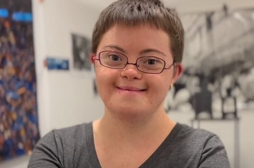 Περήφανος πατέρας: To κορίτσι με σύνδρομο down που πήρε το πτυχίο του στις Καλές Τέχνες και την φωτογραφία