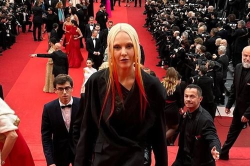 Κάνες: Η εντυπωσιακή εμφάνισή της στο φεστιβάλ και η selfie με τον Μάρτιν Σκορσέζε