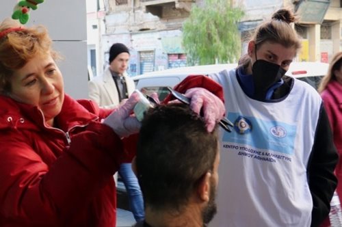 Κοινωνικό Κομμωτήριο- στιγμές περιποίησης για τους ανθρώπους που ζουν στον δρόμο