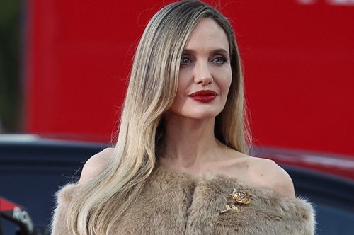 Φεστιβάλ Βενετίας 2024- Αντζελίνα Τζολί: Το οκτάλεπτο χειροκρότημα, τα δάκρυα συγκίνησης και η υπέροχη old Hollywood εμφάνιση