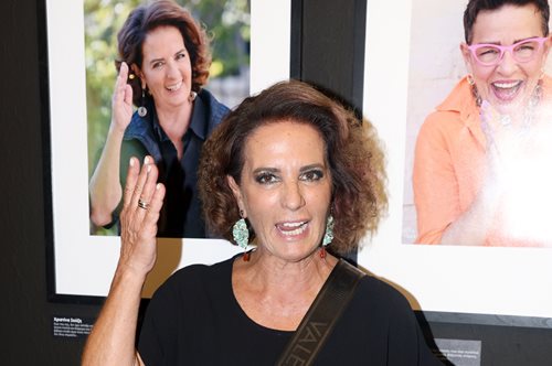 Χριστίνα Σούζη: Συνδύασε άψογα το cargo παντελόνι με ασημένια σανδάλια