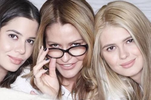 Αμαλία και Αλεξάνδρα Κωστοπούλου ποζάρουν σε throwback φωτογραφία μαζί με τη μητέρα, τη γιαγιά και την προγιαγιά τους