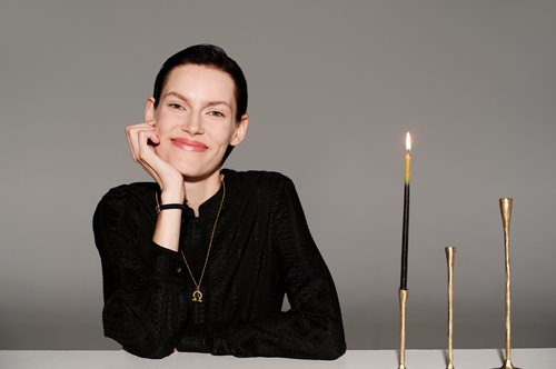 Άλφα-Ωμέγα: Το γούρι της Zeus+Δione για το 2024 μόλις αποκαλύφθηκε