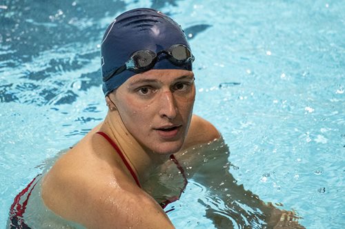 Γιατί η Fina αποκλείει trans κολυμβήτριες από γυναικείους αγώνες;