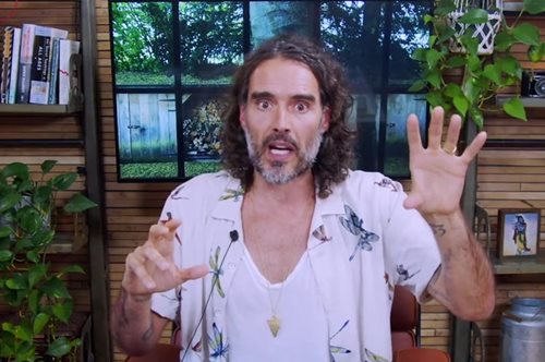 Ο Ράσελ Μπραντ (μετά τις κατηγορίες για σεξουαλική κακοποίηση), πήγε στον τυφώνα Μίλτον για να 