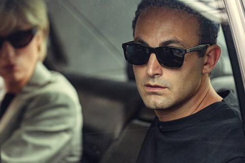 The Crown: O φωτογράφος Μάριο Μπρένα αρνείται ότι τον προσέλαβε ο Μαχάμεντ Αλ Φάγιεντ για να τραβήξει τη φωτογραφία Τhe Kiss,  που αποτέλεσε την αρχή του τέλους