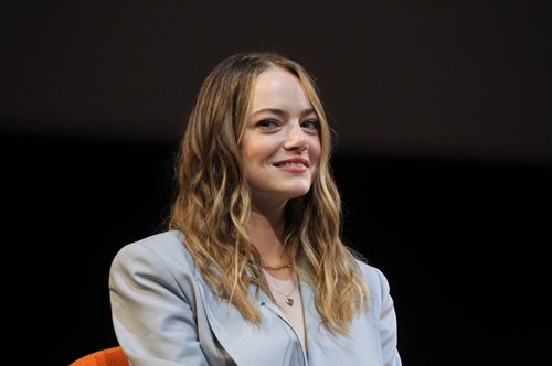 Έμα Στόουν: Το effortless chic look με κρεμ αέρινο φόρεμα και cozy χρωματιστό πανωφόρι