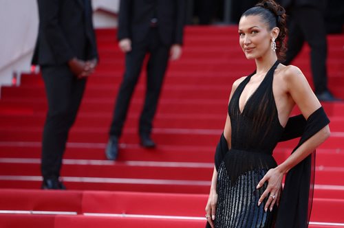 Μπέλα Χαντίντ:  Μπορεί μία εμφάνιση στις Κάννες να συνιστά πολιτική δήλωση; Σύμφωνα με την Μπέλα, μπορεί.