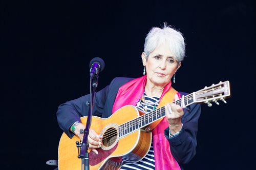 Τζόαν Μπαέζ: Το αγέραστο σύμβολο της γενιάς της αμφισβήτησης