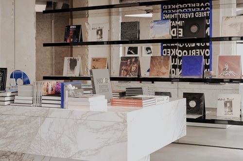 Ο Saint Laurent επεκτείνει το σύμπαν του με ένα βιβλιοπωλείο στο Παρίσι