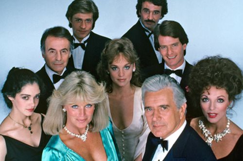 Μετά από 27 χρόνια, η Δυναστεία επιστρέφει. Δείτε το πρώτο επεισόδιο της θρυλικής σαπουνόπερας