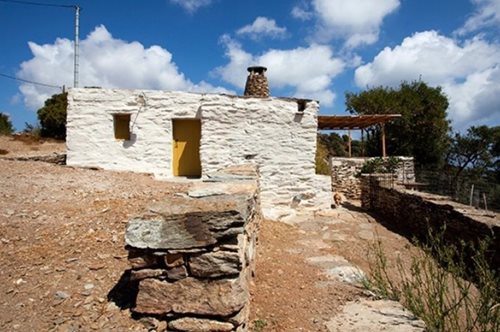 Πώς ένα αγροτικό κτίσμα 100+ ετών έγινε μια σύγχρονη, στιλάτη εξοχική κατοικία στη Τζιά   