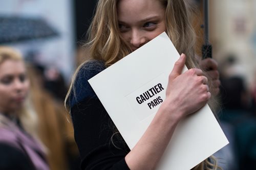 Ο ξεχωριστός τρόπος που φοράνε οι Γαλλίδες το άρωμά τους και πώς να τον κατακτήσεις 