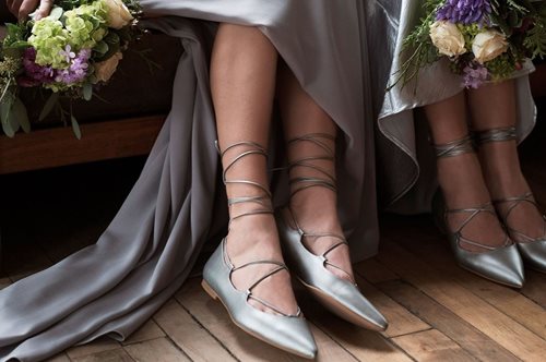 «Τι παπούτσια να φορέσω σε έναν καλοκαιρινό γάμο σε κτήμα;». Ο Στάθης Σαμαντάς απαντάει