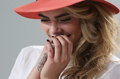 H Cara Delevigne σου δείχνει τι πρέπει να βάλεις οπωσδήποτε μέσα στη τσάντα του καλοκαιριού