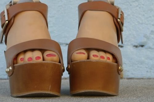 Aυτή η ηθοποιός γεννήθηκε χωρίς πόδια αλλά περπατάει με αυτοπεποίθηση στις λεωφόρους του Χόλιγουντ