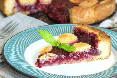 H αφράτη Πάστα Φλώρα με μαρμελάδα φράουλα του Άκη Πετρετζίκη είναι το γλυκό της Κυριακής