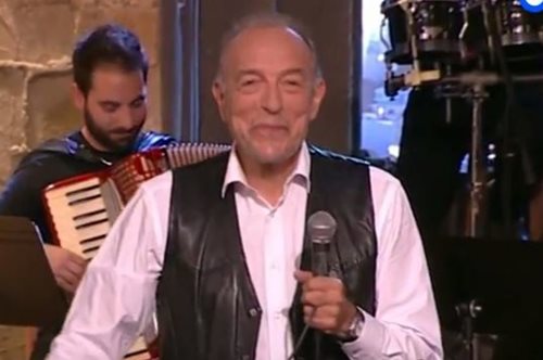 Από μετεωρολόγος τραγουδιστής. Μόλις ανακαλύφθηκε το κρυφό ταλέντο του Τάσου Αρνιακού