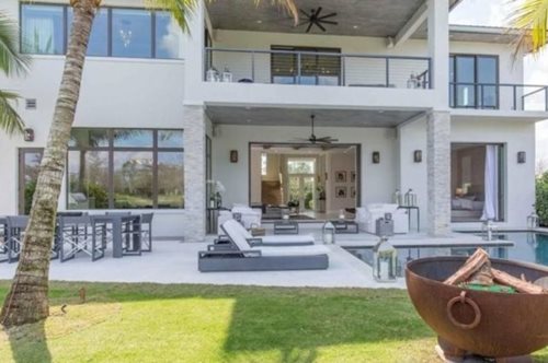 Μέσα στο σπίτι της Αθηνάς Ωνάση. Πώς είναι εσωτερικά το σπίτι των 14 εκατομμυριών δολαρίων;