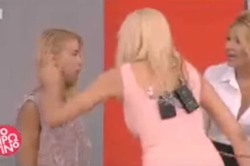 Απίστευτη σκηνή στο Πρω1νό. Γιατί η Σάσα Σταμάτη τράβηξε το αυτί της Τζένης Μελιτά;