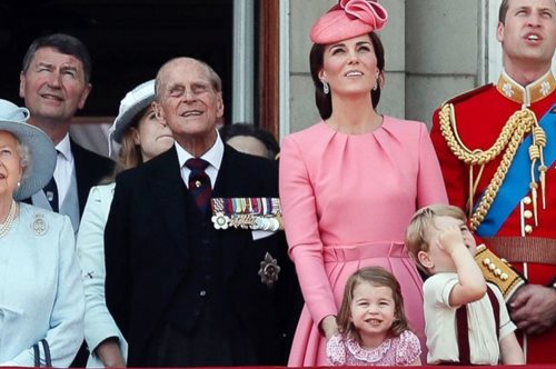 Κάνε ό,τι κάνω: Η μικρή Σάρλοτ μιμείται τον αδερφό της Τζορτζ σε κάθε του κίνηση