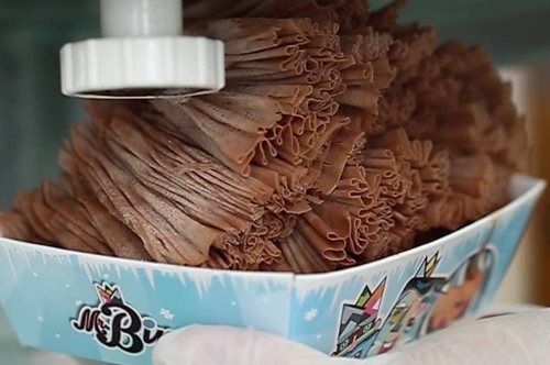 To «χάρτινο» παγωτό είναι τόσο νόστιμο όσο φαίνεται. Επίσης, το βίντεο είναι απόλυτα εθιστικό 