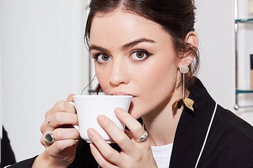 «Αυτά τα 10 πράγματα κάνω κάθε μέρα». Μία vlogger με εκ. views σού λέει πώς να τη βγάλεις καθαρή