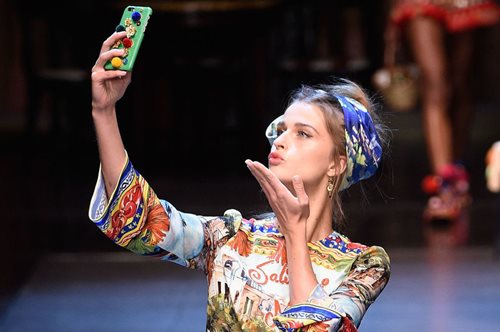 Πώς να δείχνεις νεότερη στις φωτογραφίες. Ναι, υπάρχει κόλπο