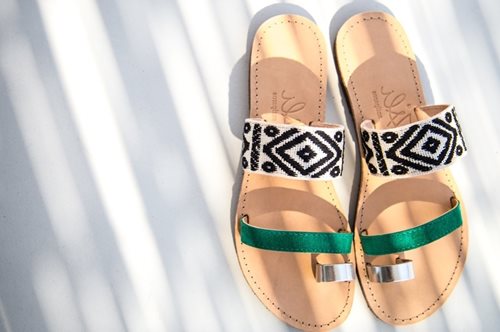 Τα ελληνικά σανδάλια Zali τρελαίνουν τους στιλάτους τουρίστες της Αντιπάρου 