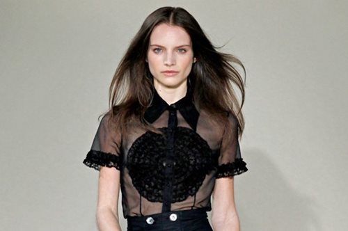 Πρώην τοπ μόντελ που τρεφόταν με μήλα ξεσκεπάζει όλη την αλήθεια για την ανορεξία