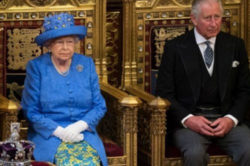 Χαμός με το μπλε καπέλο της βασίλισσας Ελισάβετ. Γιατί το σχολιάζουν όλοι;