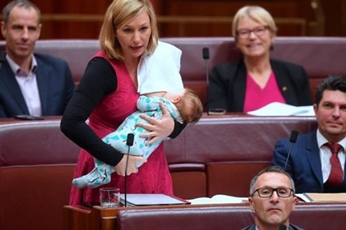 Βουλευτής στην Αυστραλία θηλάζει την κόρη της κατά την διάρκεια της ομιλίας της