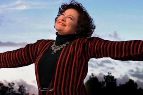 «Ένα τραγούδι που θα 'λεγε στη μάνα μου ό,τι δεν πρόλαβα». Η ιστορία πίσω από το Μαμά Γερνάω