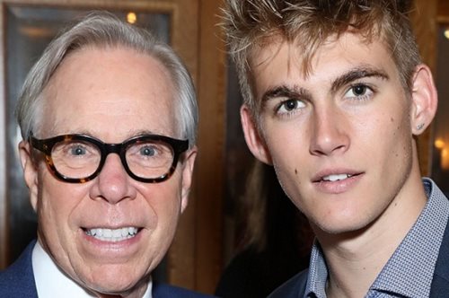 Ο Tommy Hilfiger και ο Presley Gerber αναστάτωσαν την εβδομάδα μόδας στο Λονδίνο