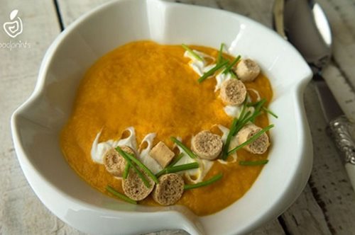 Kαροτόσουπα με τζίντζερ και κόκκινες φακές